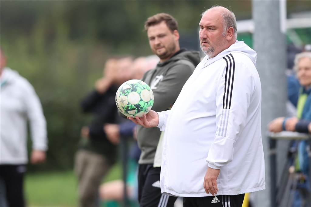 Einseitige Derbybilanz zwischen Westfalia Wethmar und GS Cappenberg Thomas Gebhardt steht am Spielfeldrand und hält den Ball in der Hand.