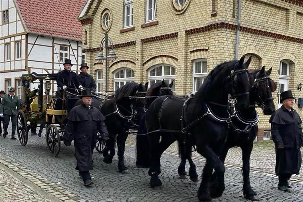 Asbecker Pferde erweisen Fürst zu Bentheim und Steinfurt letzte Ehre Der Trauerzug führte auch durch die Steinfurter Innenstadt.