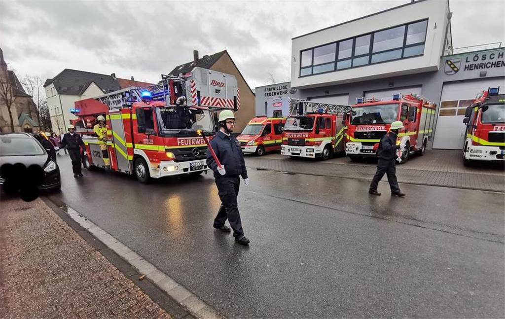Feuerwehrmann Josef Pieper gestorben – Ein Leben für den Trupp Feuerwehrleute und ein Feuerwehrauto in einer Trauerprozession durch Castrop-Rauxel-Henrichenburg.