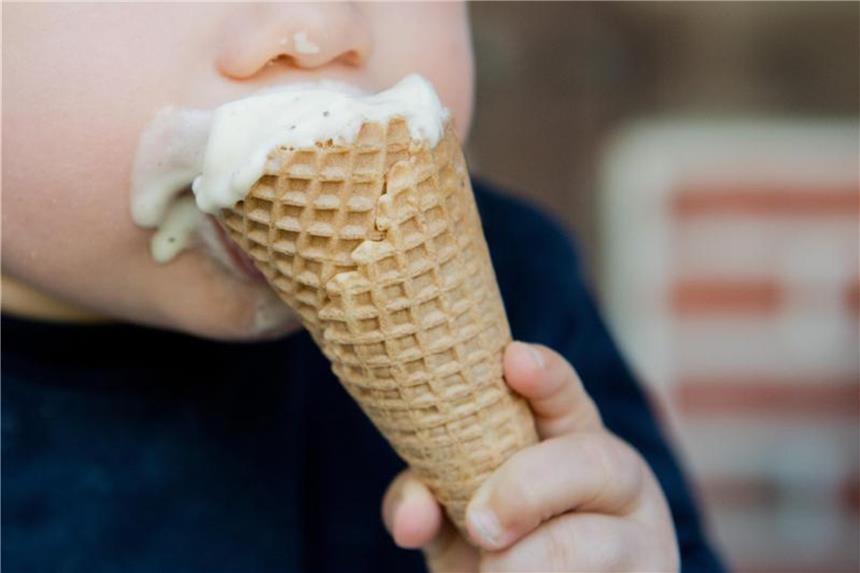 Dürfen Kinder bei Freunden alles essen? Der Traum vieler Kinder: So viel Eis essen, bis der Bauch weh tut. Foto: Julian Stratenschulte/Symbolbild