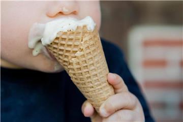Der Traum vieler Kinder: So viel Eis essen, bis der Bauch weh tut. Foto: Julian Stratenschulte/Symbolbild