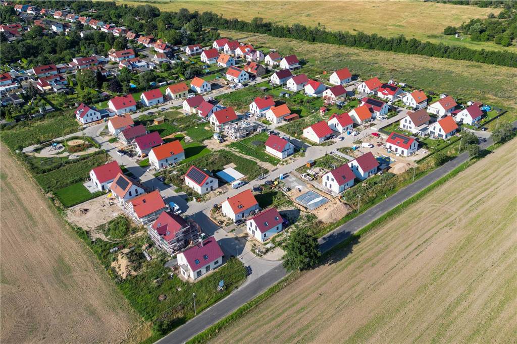 Babyboomer und Gen Z: Gemeinsamkeit bei böse zankenden Generationen Neue Einfamilienhäuser stehen zwischen Feldern am südwestlichen Stadtrand.