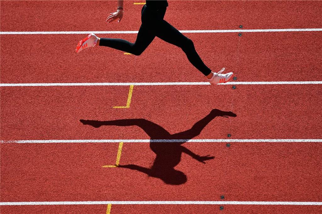 Ein tot geglaubtes Thema feiert im Dorstener Sportausschuss ein überraschendes Comeback Leichtathletin und ihr Schatten auf einer Tartanbahn