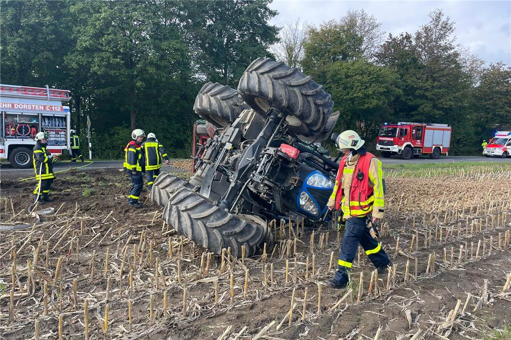 Kartoffel-Anhänger umgekippt - Fahrbahn in Dorsten stundenlang gesperrt Umgekippter Trecker in Lembeck
