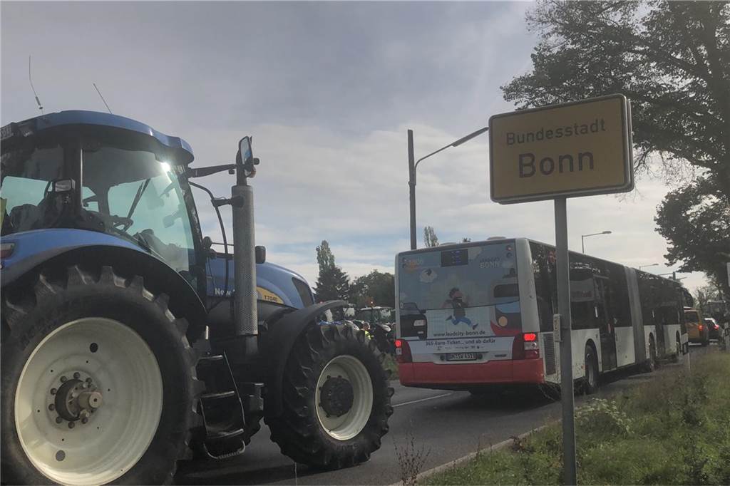 Liveticker: Landwirte aus dem Kreis Borken fahren in Kolonne zum Protest nach Bonn Der Trecker-Konvoi, den unser Reporter Stephan Teine begleitet, hat Bonn erreicht.