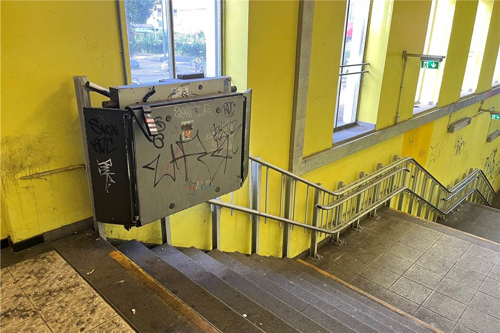 Weiterhin keine Barrierefreiheit am Lüner Bahnhof: „Angst hat man immer“ Der Treppenlift in der Unterführung, welche die zwei Bahnsteige verbinden, ist intakt. Er wird jedoch kaum genutzt, sagt die Deutsche Bahn.