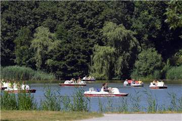 Der Tretbootverleih am Cappenberger See hat nach der Corona-Zwangspause wieder geöffnet. Für viele Lüner ist das ein beliebtes Freizeitvergnügen, wie das Foto aus den letzten Jahren zeigt. Am Wochenende wurde das Angebot noch nicht so besonders genutzt.