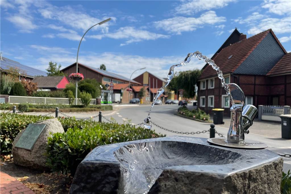 Kostenloses Trinkwasser in Südkirchen: Trinkbrunnen als Hitzevorsorge Der Trinkwasserbrunnen steht in Südkirchen am Kirchplatz. In den anderen Ortsteilen könnten ähnliche Brunnen aufgestellt werden.