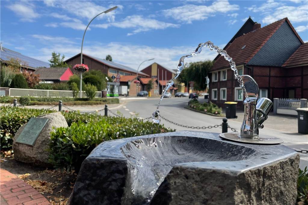 Grundschulkinder in Nordkirchen bekommen kostenlos Trinkwasser: „Sinnvolle Investition“ Der Trinkwasserbrunnen steht in Südkirchen am Kirchplatz.