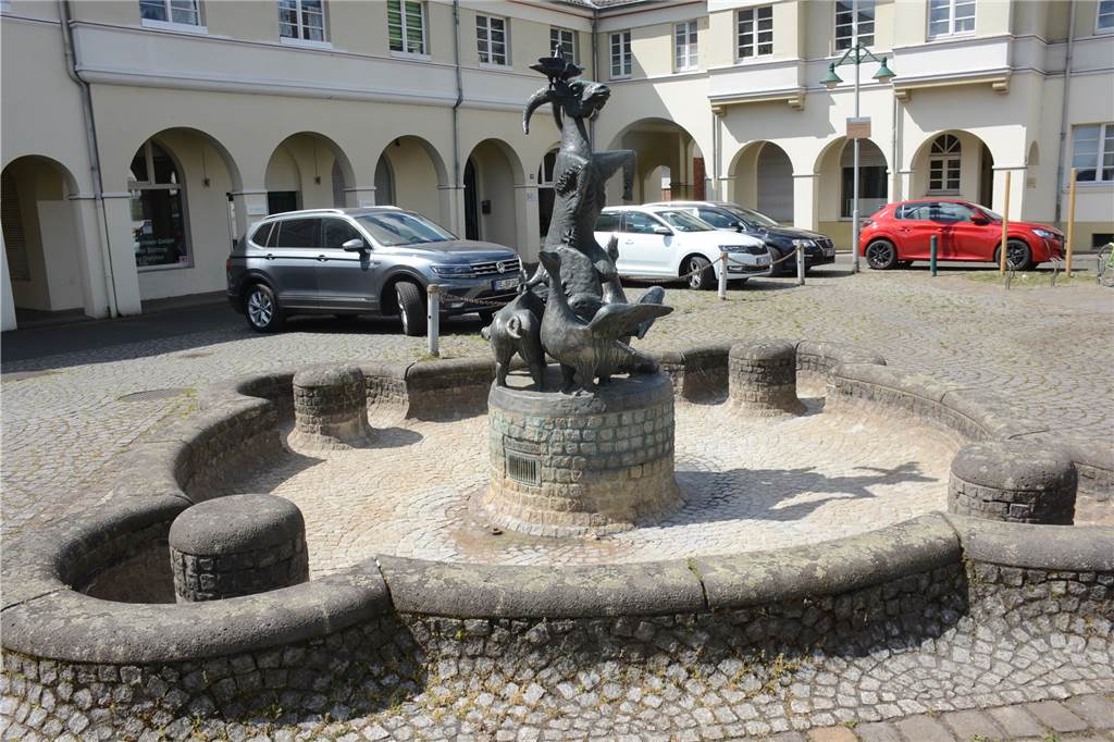 Nach Fällaktion: Kahler Platz in Zechensiedlung noch länger baumlos Der trockengelegte Brunnen soll spätestens im nächsten Jahr wieder sprudeln.