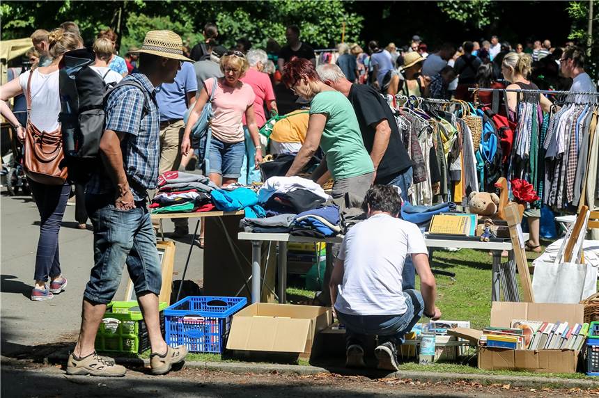 Der Startschuss für die Schnäppchenjagd-Saison fällt im Blücherpark Der Trödelmarkt im Westpark ist einer der beliebtesten bei den Schnäppchenjägern in der Innenstadt.
