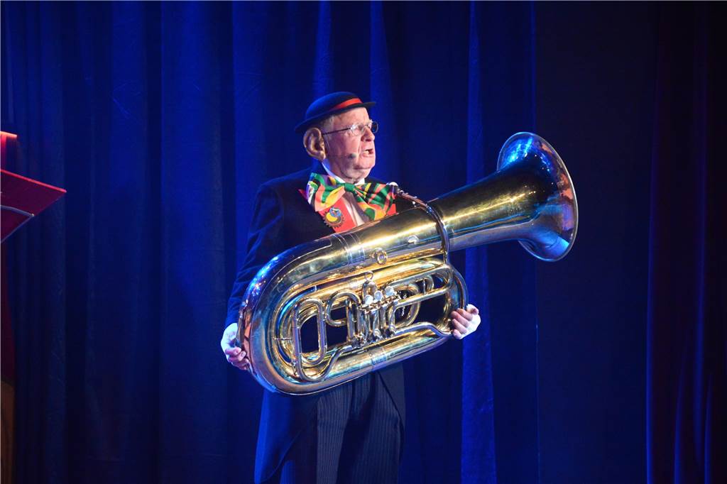 Stadtlohner Narren feiern ihren Büttabend in ausverkaufter Stadthalle "Der Trötenmann" Günter Cramer kommt mit 88 Jahren nochmal auf die Bühne der Karnevalsgesellschaft "Üm Bütt un Pütt".