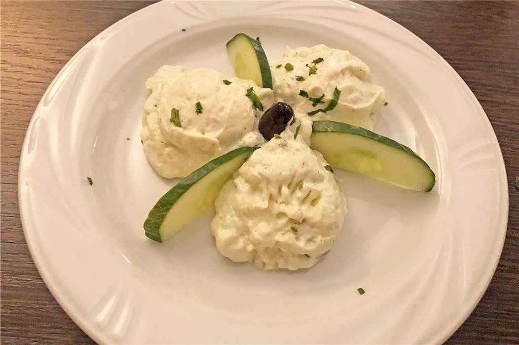 Restaurant Paiko punktet bei griechischen Klassikern mit guten Zutaten Der Tsatsiki – geht als Vorspeise oder wie bei uns auch noch zusätzlich zum Grillteller. Die knoblauchhaltige Joghurtspeise ist geschmacklich fein abgestimmt.