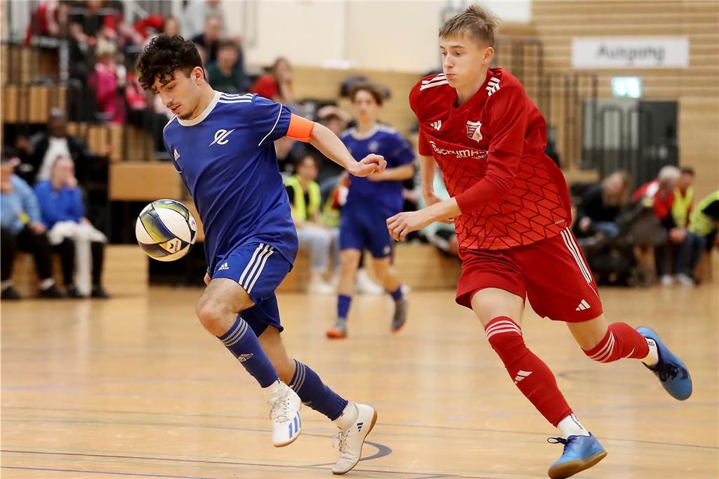 Überraschender Sieger bei HSM: Barop wird im Endspiel Abgeschossen Eintracht Kapitän Bilos Ali behauptet den Ball vor seinem Gegner