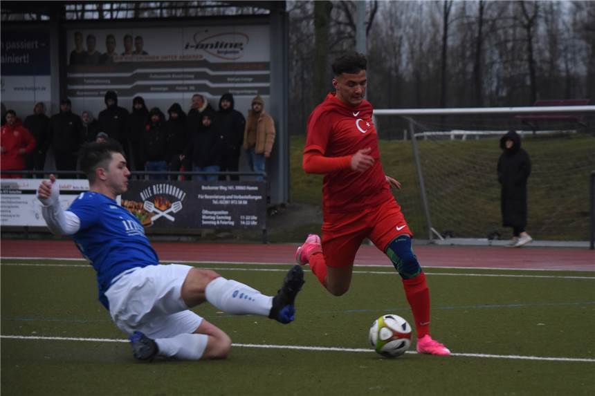Der Überblick: Holzwickedes U23 schlägt den Spitzenreiter VfR Sölde Der TSC Kamen, hier mit Furkan Cengiz (r.), hat zu viele Corona-Fälle im Team, sodass die Partie abgesetzt wurde. Felix Rudolf und der VfL Kamen pausieren ebenfalls, nachdem das Spiel in Werne abgesagt wurde.