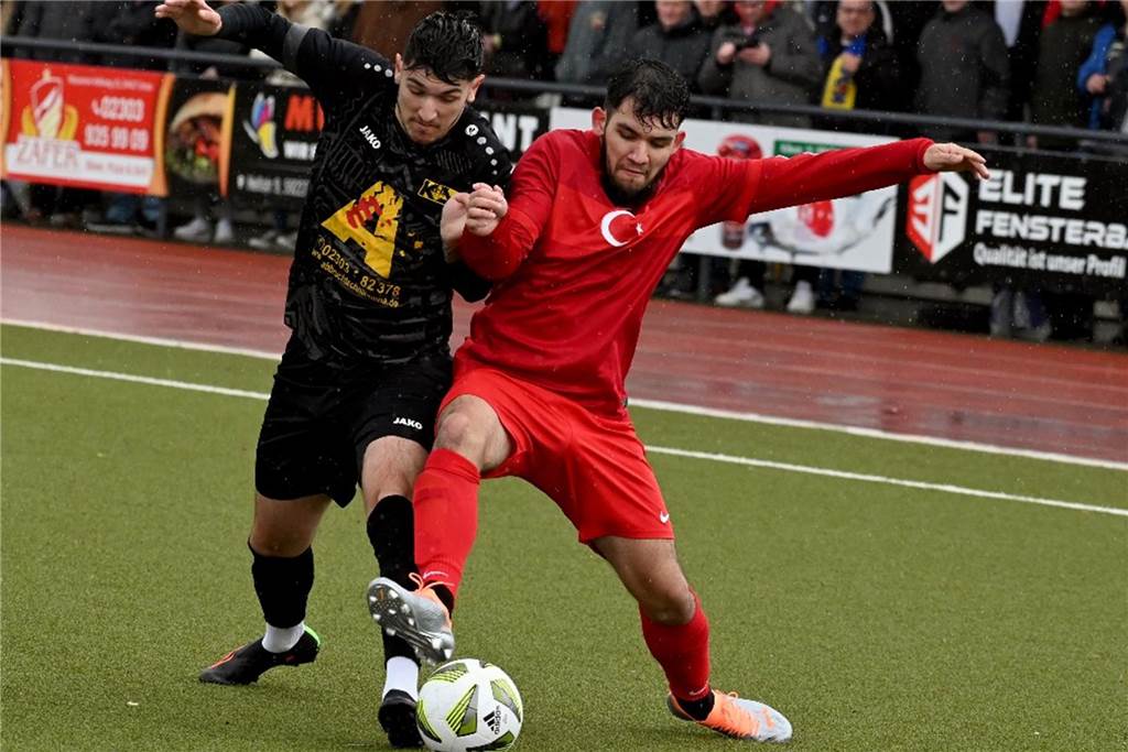 Kamener SC bleibt im Derby der Souverän: TSC Kamen sieht Rot Der TSC Kamen (r. Cihan-Berk Cirak) schmiss sich in alle Zweikämpfe.