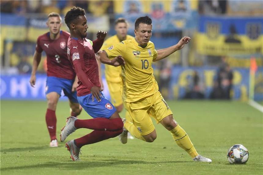 Wales siegt gegen Irland - Ukraine gegen Tschechien Der Tscheche Theodor Gebre Selassie (l) beim Zweikampf mit dem Ukrainer Jevhen Konopljanka. Foto: Ludìk Peøina/CTK