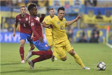 Der Tscheche Theodor Gebre Selassie (l) beim Zweikampf mit dem Ukrainer Jevhen Konopljanka. Foto: Ludìk Peøina/CTK