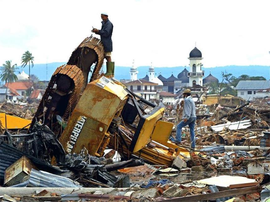 Weltweites Tsunami-Gedenken zehn Jahre nach der Katastrophe Der Tsunami hatte schwere Bagger wie Spielzeug umhergewwirbelt. Foto: Ahmad Yusni/Archiv