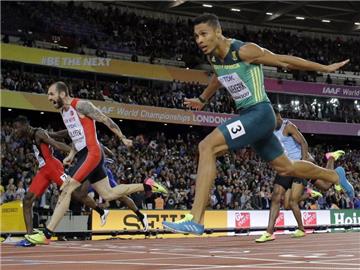 Der Türke Ramil Guliyev (M) überquert als Erster die Ziellinie beim Lauf über 200 Meter. Foto: Matt Dunham