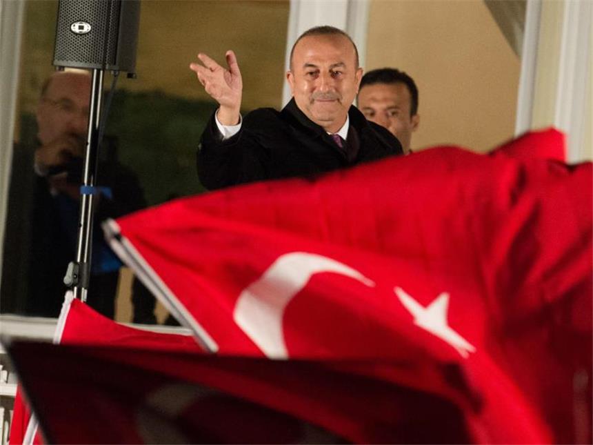 Deutsch-türkische Spannungen: Gabriel zieht Grenze Der türkische Außenminister lässt sich in Hamburg in der Residenz des türkischen Generalkonsuls von seinen Anhängern feiern. Foto: Daniel Reinhardt
