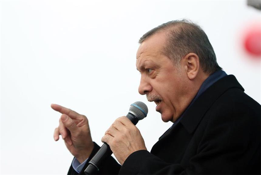 Erdogan: Merkel unterstützt Terroristen Der türkische Präsident Recep Tayyip Erdogan denkt gar nicht an Deeskalation und greift Merkel direkt an.