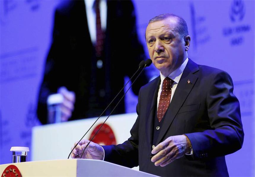 Erdogan wirft Merkel persönlich „Nazi-Methoden“ vor Der türkische Präsident Recep Tayyip Erdogan spricht in Istanbul (Türkei) bei einer Veranstaltung seiner Unterstützer.