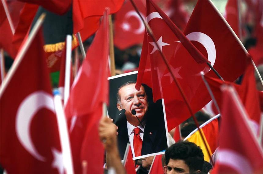Wie weit reicht Erdogans langer Arm? Der türkische Staatspräsident Erdogan hat auch in Deutschland viele Anhänger - doch wie weit reicht seine Macht hierzulande?