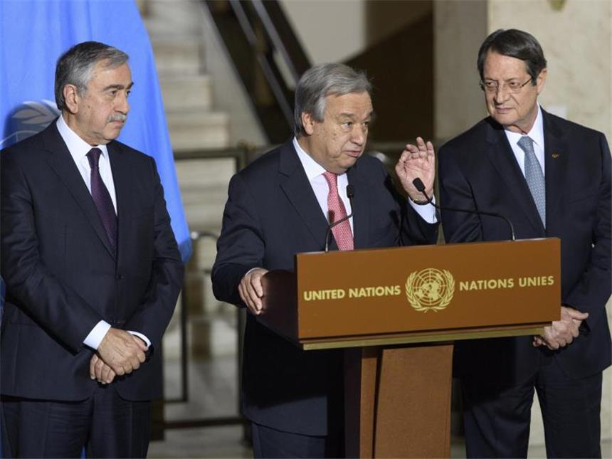Guterres setzt bei Zypern-Konferenz auf Durchbruch Der türkische Vertreter Zyperns, Mustafa Akinci (l), der griechische Vertreter, Nicos Anastasiades (r), und UN-Generalsekretär Antonio Guterres während der Zypern-Konferenz in Genf. Foto: Martial Trezzini