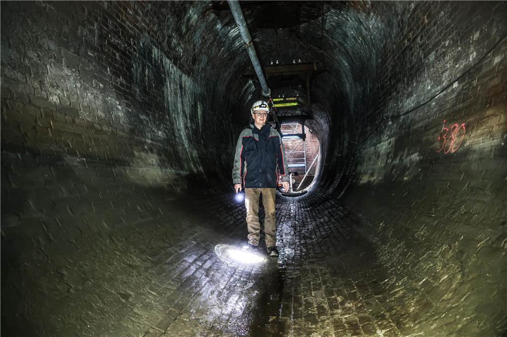 Noch mehr Lkw im Kreuzviertel: Thyssenkrupp will alten Tunnel verfüllen Der Tunnel ist 1912 erbaut worden und gehörte zum Verbundsystem der Dortmund-Hörder Hüttenunion.