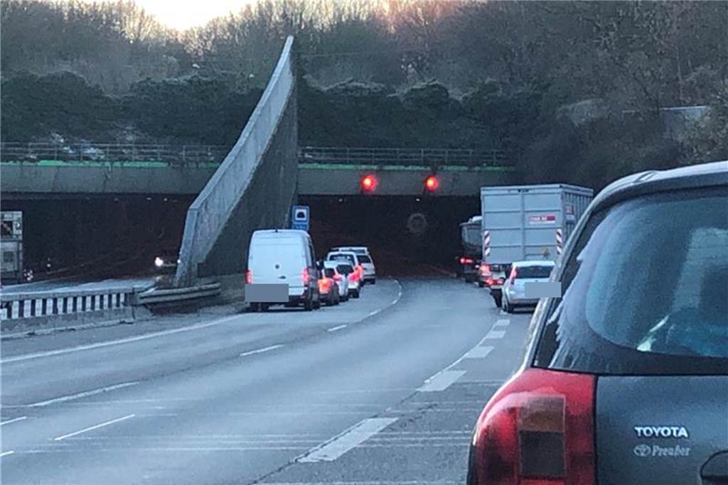 Auto überschlägt sich auf der B236 - zeitweise massiver Stau Der Tunnel Wambel war ebenfalls zeitweise gesperrt.
