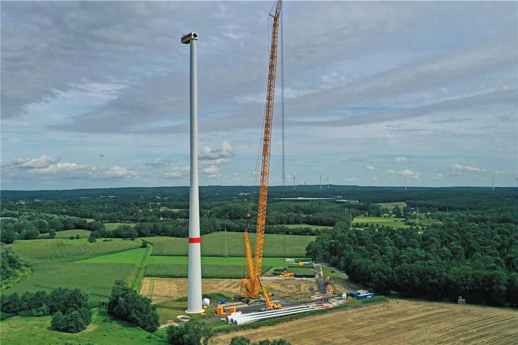 Der Turm für das erste Windrad des zukünftigen Windparks „Große Heide“ in Wulfen steht. Auf dem fertigen Fundament wurde in den vergangenen Tagen die letzten Teile des eigentlichen Turms platziert. Es folgte das Maschinenhaus der Windkraftanlage, die sogenannten Gondel, in rund 150 Metern Höhe.
