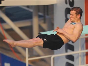 Der Turner Fabian Hambüchen kann auch Turmspringen. Foto: Andreas Gebert