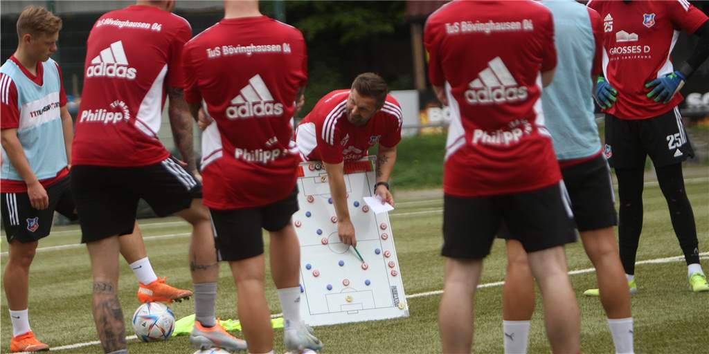 Viele Fotos und drei Videos: Bövinghausen-Neuzugänge stellen sich vor Bövinghausen-Coach Sebastian Tyrala erklärt etwas auf der Taktiktafel.