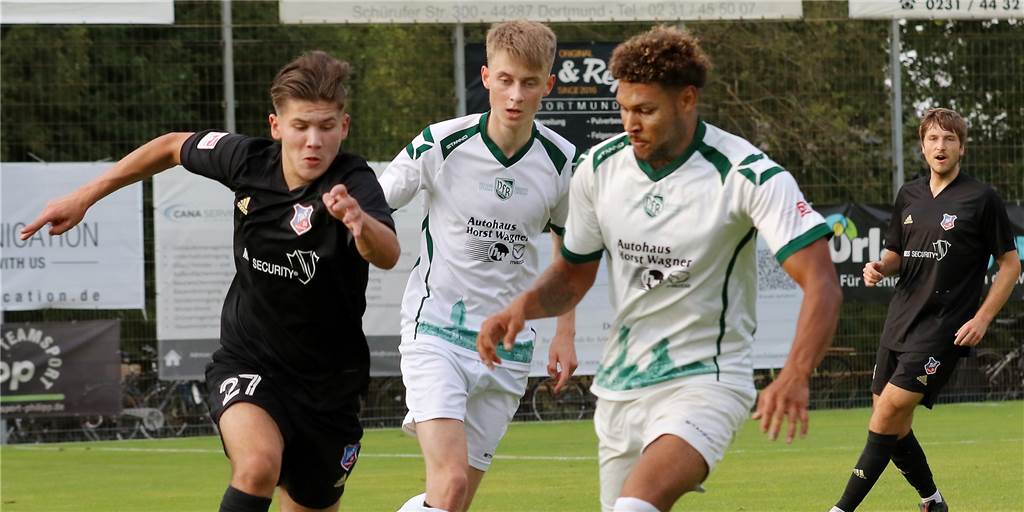 TuS Bövinghausen zieht problemlos in die nächste Runde ein - Türkspor wahrt seine Chance Der TuS Bövinghausen, hier mit Duje Goles (l.) setzte sich am Freitagabend gegen den VfR Sölde um Fabien Joel Garando (r.) durch. Bövinghausen steht dank des Erfolgs in der nächsten Runde.