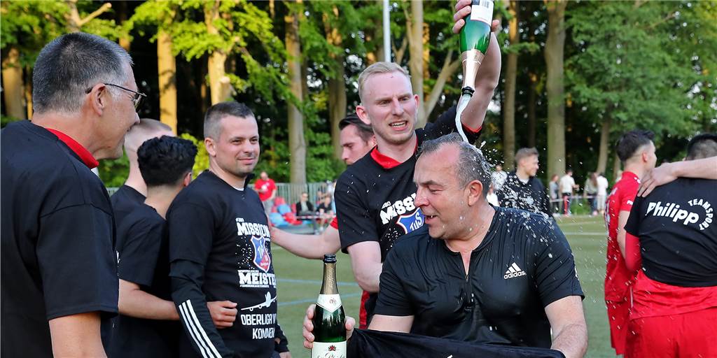 TuS Bövinghausen steht vor dem nächsten Transfer-Coup - Top-Oberliga-Spieler soll kommen Ajan Dzaferoski, Präsident des TuS Bövinghausen, wird mit Sekt überschüttet.