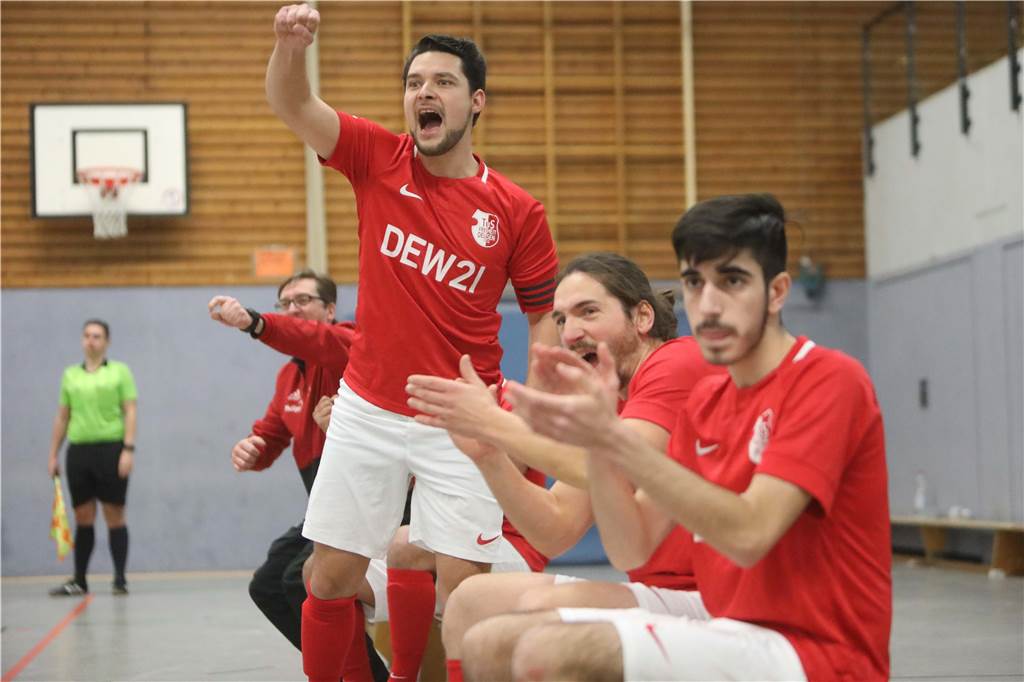 Stürmer spielt zehn Jahre keinen Fußball und trifft dann sieben Mal gegen einen Lüner Klub Der TuS Deusen - hier bei der Hallenstadtmeisterschaft - hatte am Ostermontag allen Grund zu jubeln.