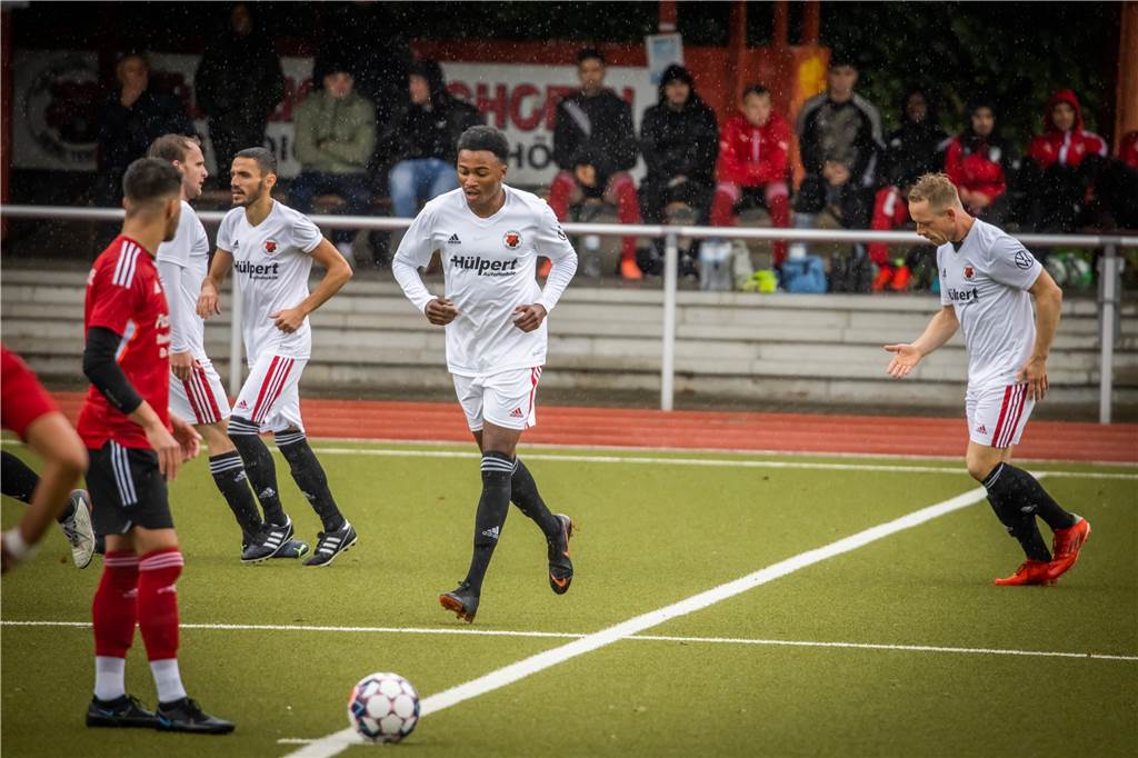 Vorbild Thierry Henry: Eichlinghofener schnürt Dreierpack und wird immer besser Der TuS Eichlinghofen freute sich am Wochenende mit seinem Dreifach-Torschützen Gad Addai Akrasi.