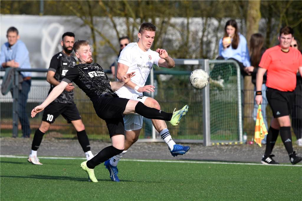 Aufstiegstrainer des SV Lembeck über die Kreisliga A1 : „BVH und Gahlen sind die Topfavoriten“ Der TuS Gahlan war in der vergangenen Saison der stärkste Konkurrent des SV Lembeck. Gahlens Theo Kötter (l.) ist hier eher am Ball als Lembecks Fabian Schöneis.