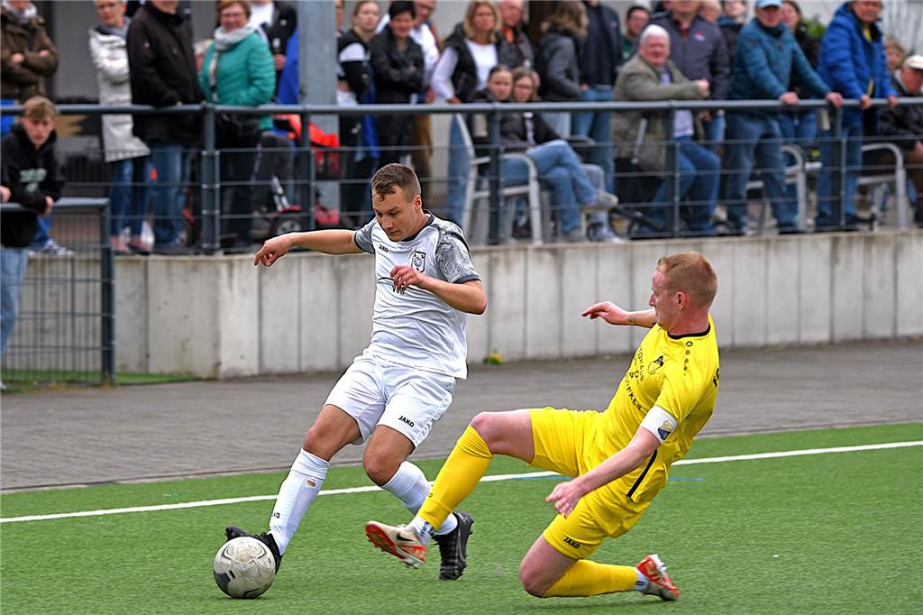 Ohne ein paar Staffelwechsel geht’s nicht: So könnten die A-Ligen kommende Saison aussehen Zweikampf beim Spiel TuS Gahlen II gegen FC Marbeck