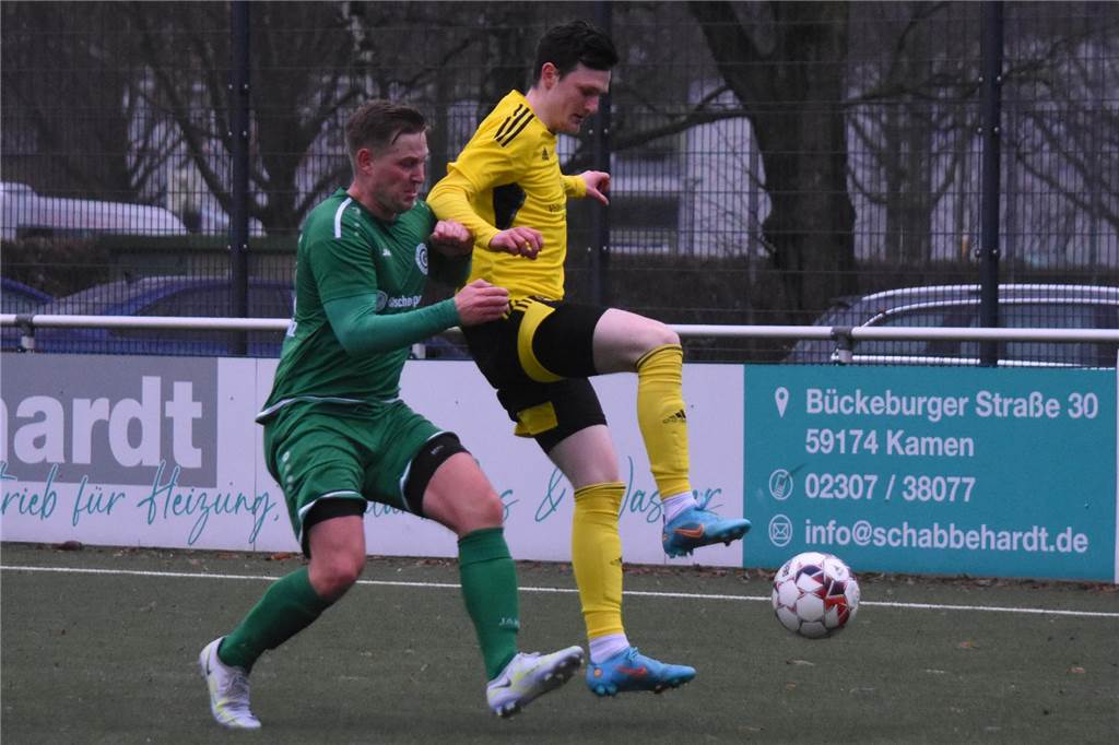 Lohauserholz-Daberg wechselt künftig die Staffe Zwei Spieler im Zweikampf um den Ball