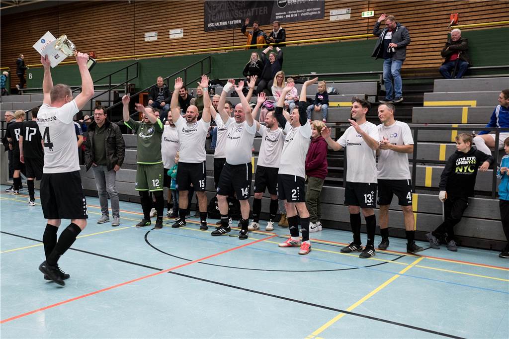 Der TuS Haltern am See hat sich erneut den Titel bei der Ü32-Hallenfußball-Stadtmeisterschaft geholt.