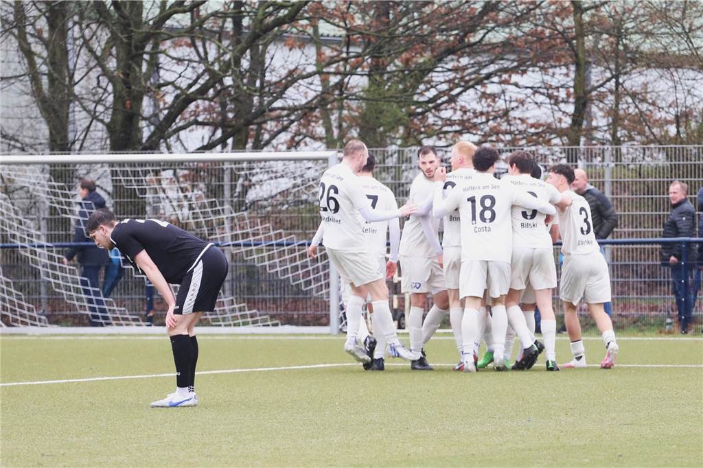 Derby-Drama zwischen TuS 05 Sinsen und TuS Haltern: Fünf Platzverweise und Last-Minute-Sieg Der TuS Haltern jubelt über den Derbysieg.