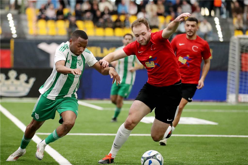 Mit-Favorit FC Brünninghausen scheitert im Finaltag früh: Episches Achtmeterschießen Der TuS Hannibal, hier mit Anton Pavic (r.) sah gegen den BSV Schüren alt aus.
