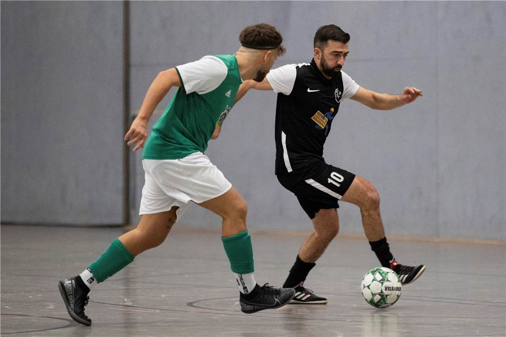Zwischenrunde der Dortmunder Hallenfußball-Stadtmeisterschaft 2022 Der TuS Hannibal um Mahmoud Najdi (r.) will in die Endrunde.
