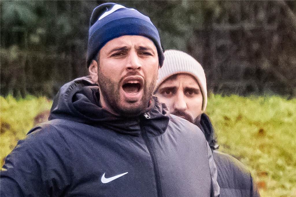 TuS Hannibal vergibt zu viele Chancen gegen Harpen Bervan Mirek gibt Kommandos.