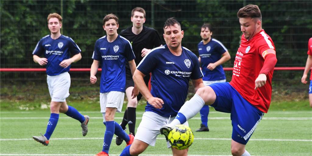 Bezirksliga 10: Auftaktgegner von Spvg Schwerin absolviert Teambuilding an besonderem Ort Der TuS Harpen (blaue Trikots), hier im Testspiel im Juli 2021 beim FC Castrop-Rauxel (Marc Flaczek am Ball), setzt auf Konstanz im eigenen Kader - und die Jugend.