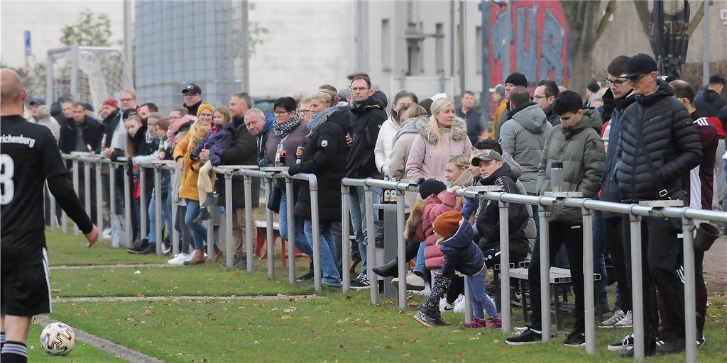 Bürgerbudget: Warum wollen nicht viel mehr Vereine das Geld der Stadt? Der TuS Henrichenburg gehört zu den Vereinen, die das Bürgerbudget nutzen, aber auch viel in Eigenregie tut. Jetzt wollen sie mithilfe der Förderung eine Überdachung für die Zuschauer schaffen.