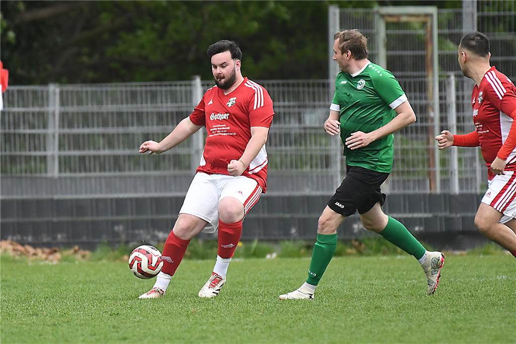 Der TuS Henrichenburg II (rote Trikots) setzte sich in der Kreisliga C4 mit 6:3 gegen den SSC Recklinghausen III durch.