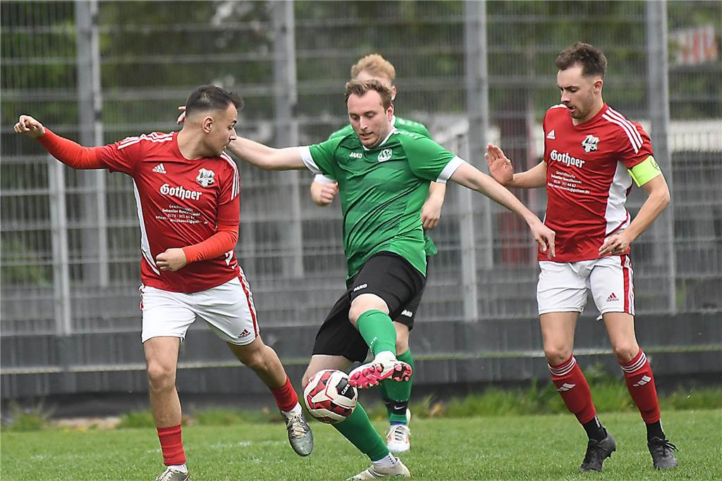 Der TuS Henrichenburg II (rote Trikots) setzte sich in der Kreisliga C4 mit 6:3 gegen den SSC Recklinghausen III durch.